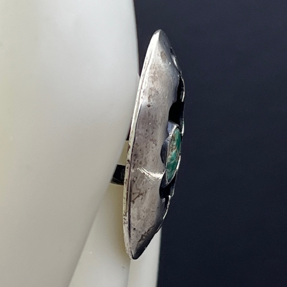 Sterling Silver Split Shank Shadowbox Ring with green stone - Picture 3 of 10